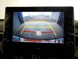 バックモニター付きで慣れない駐車場や車庫入れをサポートします。