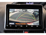 バックガイドモニター付き。車両後方の映像をナビ画面に表示し、駐車などの後退操作をサポートします。
