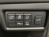 運転席脇のクラスタースイッチ部分には、view、パーキングセンサー、その他走行系スイッチを集中配置しております。