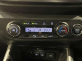 【オートエアコン】一度お好みの温度に設定すれば、車内の温度を検知し風量や温度を自動で調整してくれます。