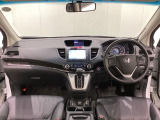 車内は光触媒抗菌消臭施工済です。インパネ周りはスタイリッシュなデザインです。グローブボックスやカップホルダーのほかにトレーなどたくさんの収納スペースが付いています。
