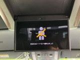 【13.2型有機ELフリップダウン】三列目からでも迫力のエンタメが観れる大画面フリップダウン。有機ELのモニターでは、一般的なフリップダウンよりも高コントラストでキレイな映像を楽しめます。