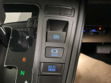 指先でパーキングブレーキの操作ができます。ブレーキホールドもついているので停止中に、ブレーキペダルから足を離しても停止状態を維持し続けてくれます。信号待ちなどの際に非常に便利です。