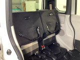 座面を跳ね上げるチップアップ機能付き☆高さのあるお荷物も積むのにとても便利です♪