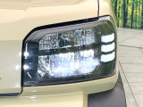 【LEDヘッドライト】悪天候や夜間走行時も良好な視界を確保し安心して運転できる高輝度LEDヘッドライトを装備!点灯速度が早く、消費電力も抑えられています。