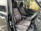 運転席と助手席はアームレストがついていますのでゆったりお座りになられます。