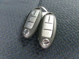 【 インテリジェントキー 】 キーを持っていればエンジン始動でき、ドアノブのボタンで車の鍵の開錠と施錠もできます。キーを取り出す手間がなくなります。
