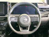 インテリアに合わせたデザインのステアリングは、運転される方のことも考え、運転しやすい形状、大きさです。是非一度、実際に触ってお確かめください。