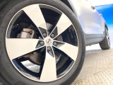 ●純正19インチアルミホイール:輸入車ならではの卓越した走りを支えるホイールと足回りです!日本車の走りに慣れている方にもぜひ体感して頂きたいほど、高いレベルでまとまっています!