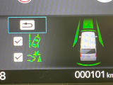 【ホンダセンシング】走行中に前方の車両等を認識し、衝突しそうな時は警報とブレーキで衝突回避と被害軽減をアシスト。より安全にドライブをお楽しみいただけます。