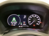 ハイブリット車専用のメーターです。右側の大型スピードメーターに加え、ステアリングスイッチを使って左のマルチインフォメーション・ディスプレイで燃費や動力伝達などの情報が見れるようになっています。