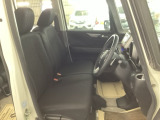 フィット感のあるシート。しっかりと支えてくれるので、長時間の運転を快適にサポートしてくれます。