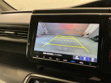 リバースギアに入れるだけで後方の表示へ切り替わります。夜間や雨の日の駐車も楽になりますよ。