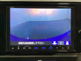 ギヤをR(バック)に入れるとナビの画面に後ろの映像が映るリアカメラ付です。後退時、コンディションが悪い視界でもカラーバックモニターがドライバーをサポートします。