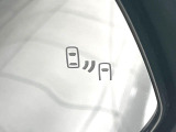 【ブラインドスポットモニター】走行中、ドアミラーの死角になりやすい箇所に後続車が接近するとサイドミラーのレンズに警告を表示!ドライバーに注意喚起をしてくれます。