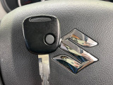 【キーレス】少し離れた場所からでもボタン一つでドアの開錠・施錠ができるのでとっても便利!ドアの鍵穴周りに傷をつけることもありません♪