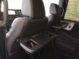 前席背面には格納式のテーブルを装備。ちょっとした荷物が掛けられて便利なコンビニフック付です。