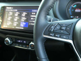 ナビの音量など車両情報を手元で操作できるハンドルスイッチ付き。
