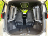 普段のお買い物や通勤、送迎等に十分な荷室スペースを確保しております。セカンドシートを倒すと、大きな荷物の積載も可能です♪