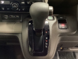 CVT車のセレクトレバーです。低速から高速まで、変速ショックのないスムーズな走りと、エンジン効率のよい領域を維持して燃費にも貢献します。サイドブレーキはスイッチ操作の電子制御パーキングブレーキです。