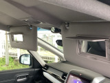 サンバイザーには、身だしなみを整える際に便利なバニティミラーが付いています。
