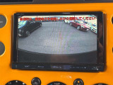 【バックモニター】後方の障害物や歩行者を確認できるバックモニター。狭い駐車場や混雑した場所でも安心して車を操作できます。