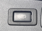 【パワーバックドア】スマートキーや運転席のボタンを押すだけでリアゲートが自動で開閉します!荷物を持っている時や、高い位置にあるバックドアを閉める際に便利な機能です♪