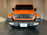 一目でJeepとわかるフロントマスク。