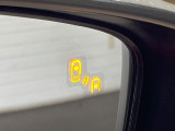 【ブラインドスポットモニタリング】走行中、ドアミラーの死角になりやすい箇所に後続車が接近するとサイドミラー付近に警告を表示、ドライバーに注意喚起をしてくれます。