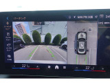 【リアビューカメラ(予想進路表示機能付】パーク・ディスタンス・コントロールが車両の前方や後方にある障害物までの距離を信号音とビジュアルで知らせ、狭いスペースでの駐車や車庫入れをサポートします。