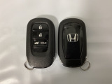 スマートキーを装備しています。鍵を差し込むことなくドアロックの開け閉めと、スタートボタン操作でのエンジンスタートができます。ボタン操作でトランクが開けられる電動テールゲートのボタンもついています。