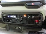オートエアコンタイプなので細かい操作なしで快適温度に調整してくれます。運転席はシートヒーター付きで、冷えた車内でもスイッチを押せば数秒で座面と背もたれがあたたかくなります。
