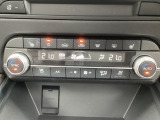 温度の設定のみで快適な風量やモードなどを自動調整してくれるフルオートエアコンを装備!