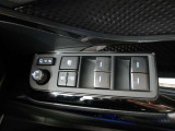 パワーウィンドウスイッチで運転席から全席の窓の開閉ができます。