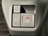 指先だけで簡単に操作が可能な電動パーキングブレーキを採用。「HOLD」スイッチを押すと、渋滞や信号待ちなどでブレーキペダルから足を離しても、ブレーキを保持するので安心です