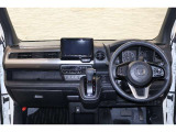 操作性に優れた運転席となります!小物入れや各ボタンの配置にこだわり、使いやすいです!座り心地もよく視認性も良好なのでロングドライブもお任せ下さい!