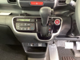 足元スッキリ、インパネシフトです。パーキングブレーキはフットブレーキタイプなので、運転席と助手席の間がスッキリしています。