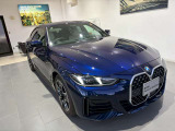 【BMWの伝統-1】BMWの特徴的な&ldquo;キドニーグリル&rdquo;は、80年以上続く伝統の形でございます。変わらないこだわりのデザインが、プレミアムブランド&ldquo;BMW&rdquo;を創り出します。