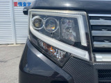 【LEDヘッドライト】悪天候や夜間走行時も良好な視界を確保し安心して運転できる高輝度LEDヘッドライトを装備!点灯速度が早く、消費電力も抑えられています。