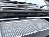 【STIタワーバー】お車の剛性を高めるタワーバーを装備。よりスムーズなコーナリング走行が可能となり、走りも楽しめます。