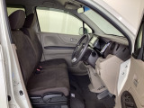 フロントシートはベンチシートです。ベンチシ―トは運転席と助手席の移動もスムーズ!狭い駐車場での乗り降りに便利です。シートの間にコンソールボックスやドリンクホルダーがないため、車内空間も広く感じます