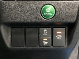 VSA装備車です。VSAはドライバーの操作と車の動きを見守っています。もし車の挙動が乱れたとき、4輪別々にブレーキをかけたり、エンジンパワーをしぼることによって車を安定させます。