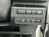 オートブレーキホールドは、ブレーキペダルを踏んで停車すると、ブレーキペダルから足を離してもクルマがブレーキ力を維持。ペダルを踏み続けることによる足の疲れを緩和します。