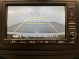 バックでの車庫入れも安心です!リアカメラが付いているバックモニター付のナビを装備しております。操作線もついており距離感も画面から確認できます。