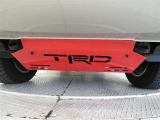 TRDロゴが大きくデザインされたレッドカラーのアンダーカバーがオフロードスタイルを際立たせます。