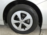 純正15インチのアルミホイールは、やっぱり車にピッタリマッチするデザインですね。