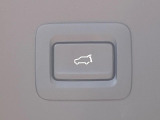 【パワーバックドア】スマートキーや運転席のボタンを押すだけでリアゲートが自動で開閉します!荷物を持っている時や、高い位置にあるバックドアを閉める際に便利な機能です♪