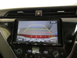 バックガイドモニター付き。車両後方の映像をナビ画面に表示し、駐車などの後退操作をサポートします。