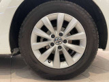 左後ろのアルミホイールです。センターの「VW」マークボルトカバーもすべて欠品なく揃っています。工具による抉り傷やメッキの剥がれもありません。