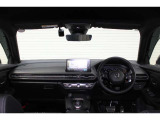 スクエア形状のフロントウインドと水平基調のインスルメントパネルによって見やすく運転しやすい爽快な視界に。